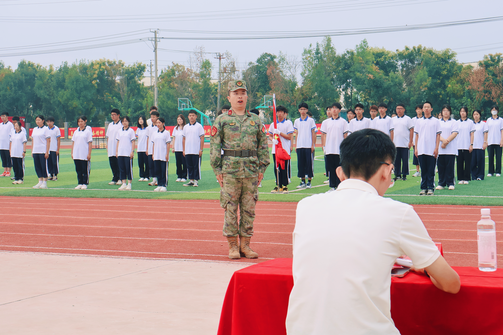 文明其精神 野蛮其体魄：衡水清北职业高级中学军训汇演暨开学典礼
